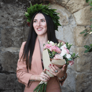 Bouquet fiori rosa modella