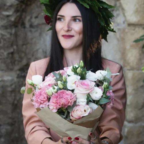 Bouquet di fiori misti in tinta rosa